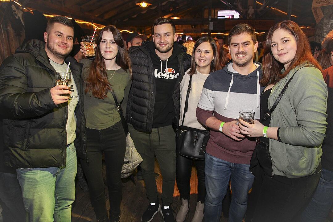 Beste Partystimmung bei voller Hütte.
