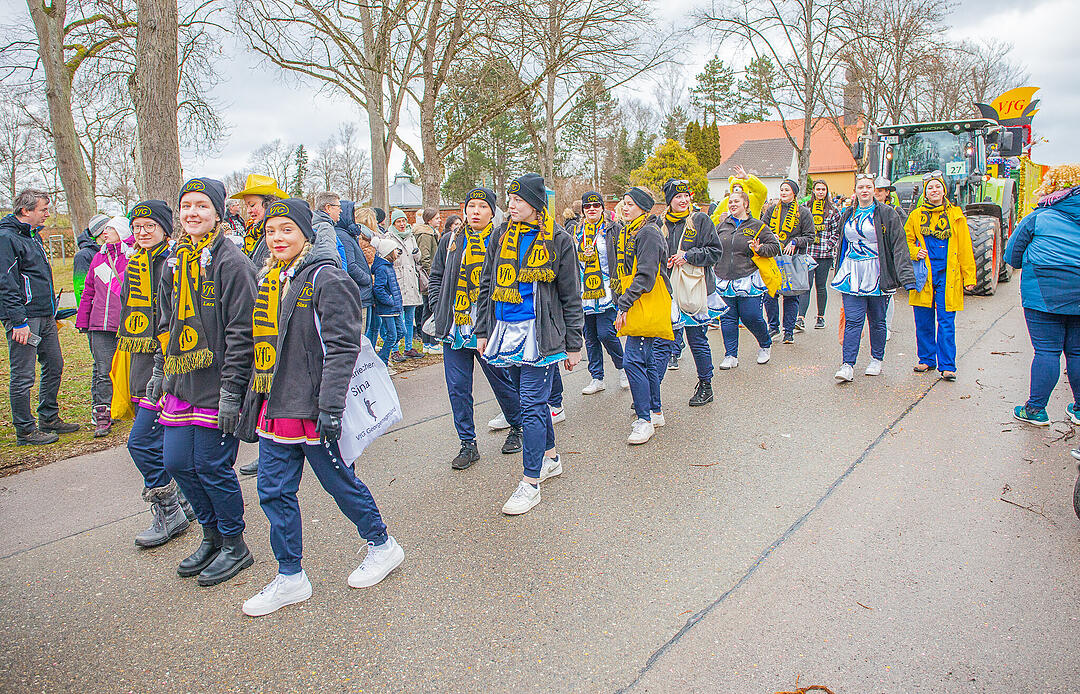 Tausende Narren und Närrinnen feierten auf der Straße