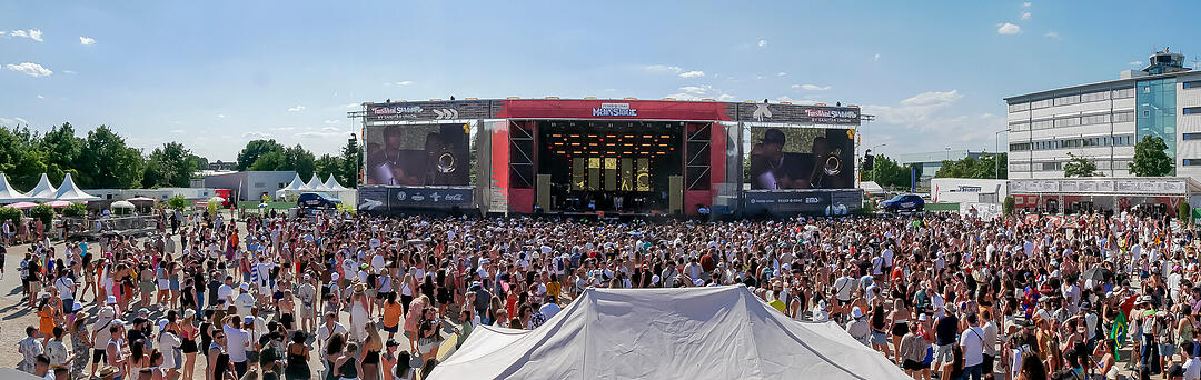Mit internationalen und nationalen Live-Acts!