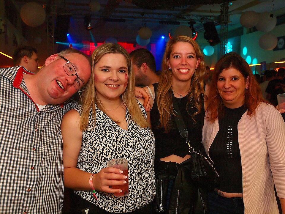 Viele verkleidete Besucher*innen feierten in Oberthulba