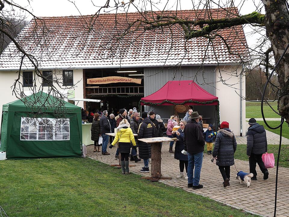 Kunsthandwerker und Regionalerzeuger präsentieren ihre Waren und Künste.
