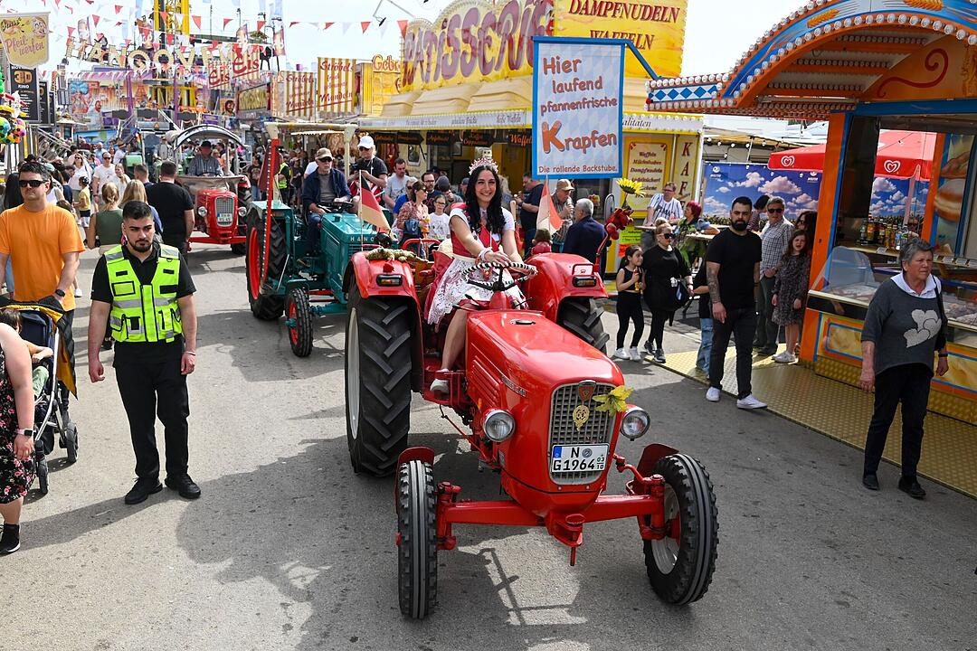 Nürnberger Frühlingsfest mit Rekordbesuch: 85 historische Traktoren auf Rundfahrt
