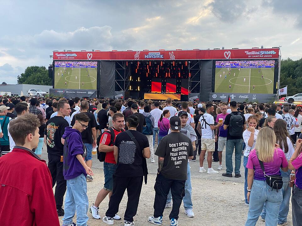 Deutschland steht im Achtelfinale und Nürnberger Fans feiern ausgelassen