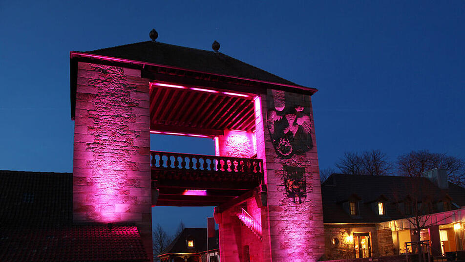 Das Deutsche Weintor erstrahlt in Pink - ein wunderschöner Ort für eine Hochzeit.
