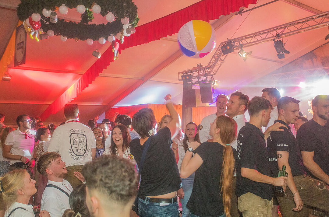 Musik im Festzelt gab es mit der Band "KLOSTERGOLD"