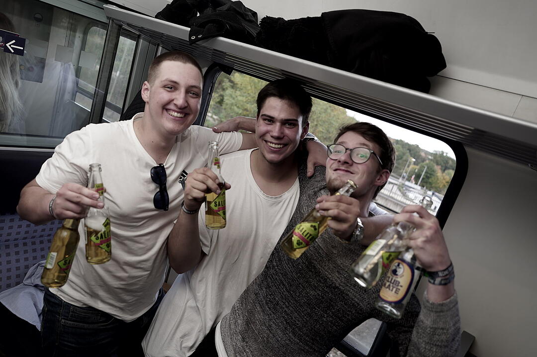 Party im Zug - Raver*innen tanzen zu Techno-Beats