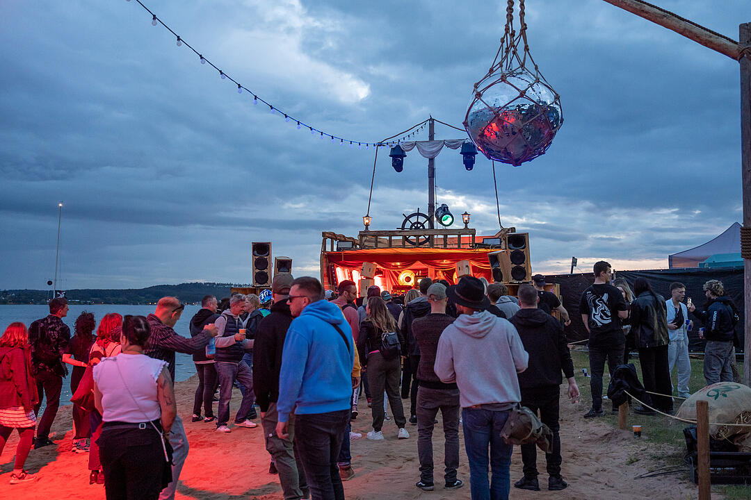 Sommer. Sonne. Tanzen. Techno. Bass!