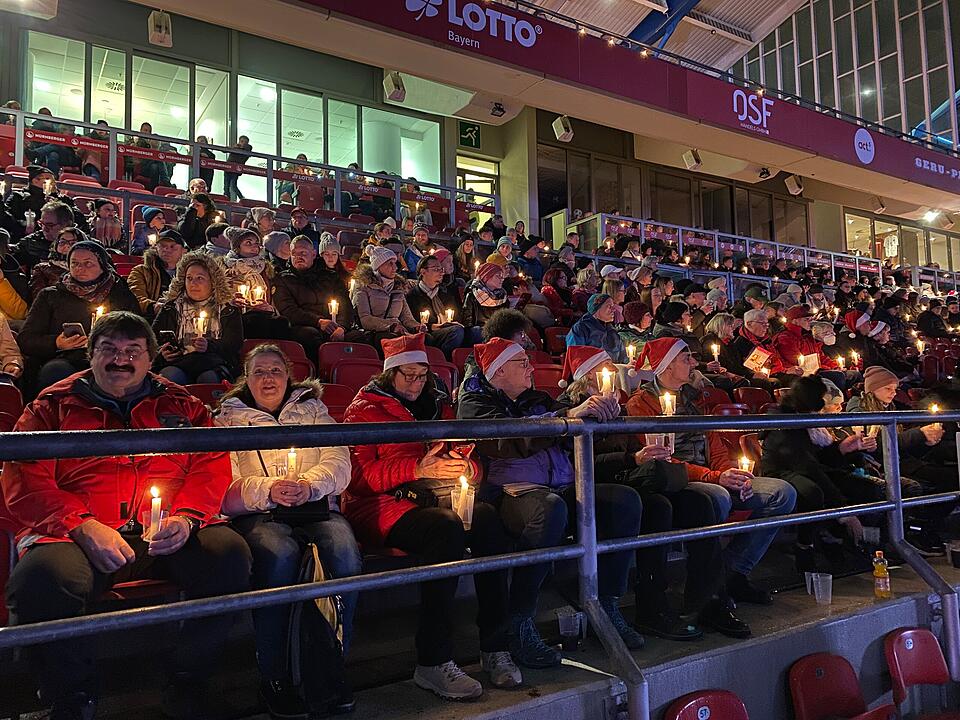 Endlich wieder: Impressionen vom Große Nürnberger Adventssingen 2022 im Max-Morlock-Stadion