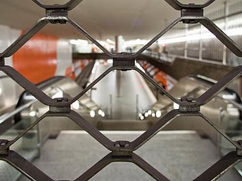 Ein unbekannter Täter hat in einer U-Bahn-Station in Köln einen 76-jährigen Rentner die Treppe hinuntergestoßen.  Der Senior wurde dabei schwer verletzt. Symbolbild: Daniel Karmann/dpa