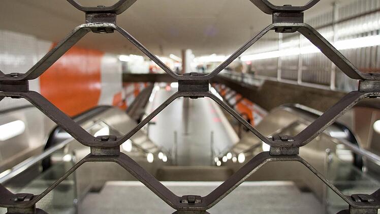 Ein unbekannter Täter hat in einer U-Bahn-Station in Köln einen 76-jährigen Rentner die Treppe hinuntergestoßen.  Der Senior wurde dabei schwer verletzt. Symbolbild: Daniel Karmann/dpa