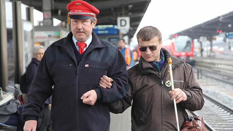 Otto Ziegler vom Mobilitätsservice der Bahn hilft Volker Schlegel beim Umsteigen auf dem Würzburger Hauptbahnhof.  Foto: Michael Gründel