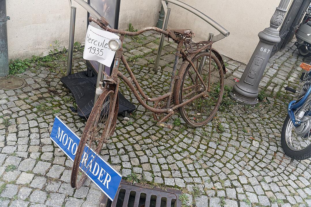 Historische Automobile und Motorräder
