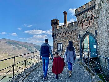 In die Rolle eines Prinzen schlüpfen und mit den Eltern Burg Sooneck besuchen ist am Oberen Mittelrhein möglich.