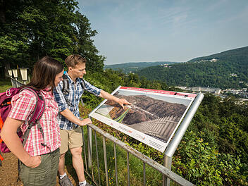 Eine Aussichtstafel auf dem Wintersberg bei Bad Ems zeigt den Verlauf des Limes.