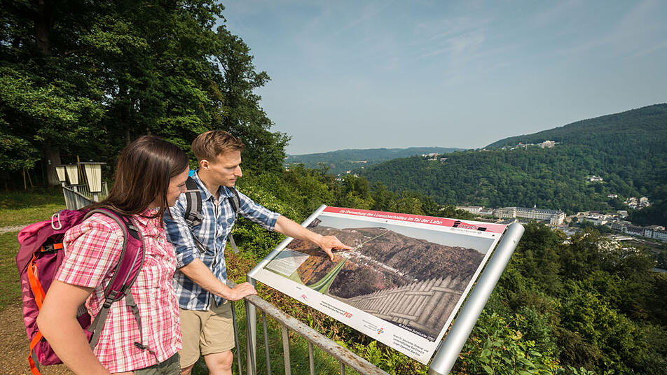 Eine Aussichtstafel auf dem Wintersberg bei Bad Ems zeigt den Verlauf des Limes.