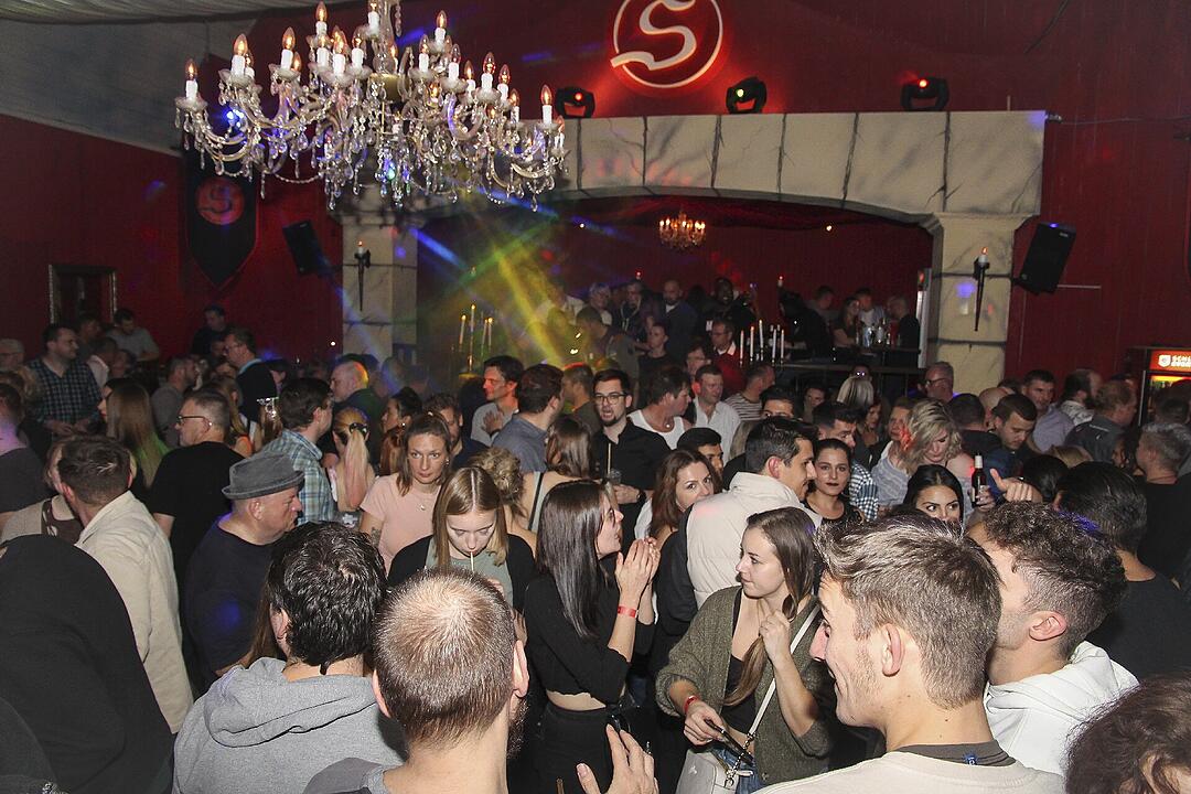 Volles Haus, erwachsene Partypeople und eine ausgelassene Feier!