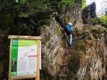 Am gut beschilderten Klettersteig "Am Hölderstein" erklimmt man vom Tal über Steigbügel...