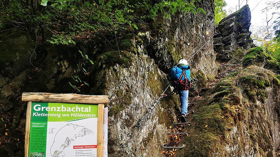 Am gut beschilderten Klettersteig "Am Hölderstein" erklimmt man vom Tal über Steigbügel...