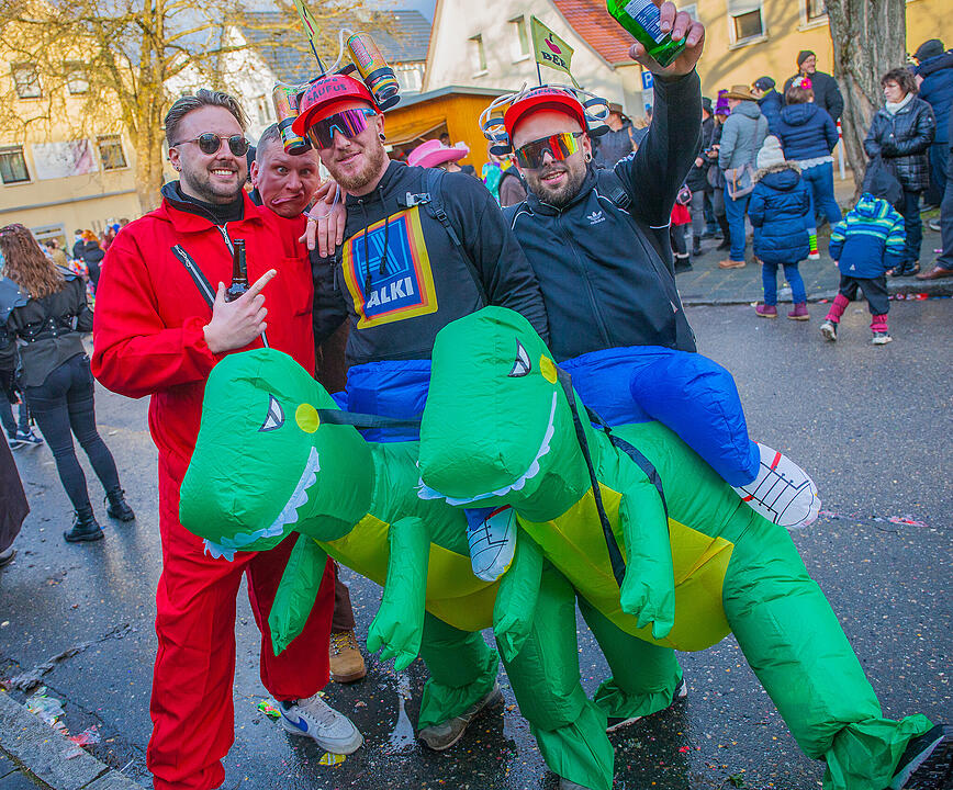 Tausende Narren und Närrinnen feierten auf der Straße