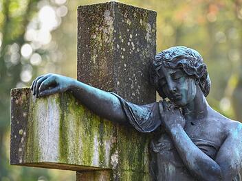 Die geschädigte Frau wurde auf dem Friedhof vergewaltigt und dann einfach dort zurückgelassen. Symbolbild: Patrick Pleul/dpa-Zentralbild/dpa
