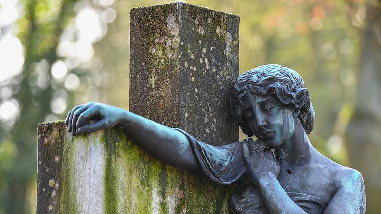 Die geschädigte Frau wurde auf dem Friedhof vergewaltigt und dann einfach dort zurückgelassen. Symbolbild: Patrick Pleul/dpa-Zentralbild/dpa