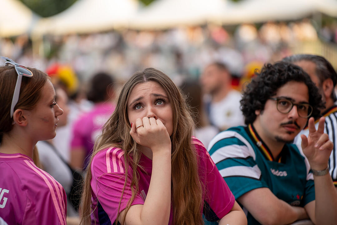 Fans schauen das EM-Viertelfinale zwischen Duetschland und Spanien in Nürnberg