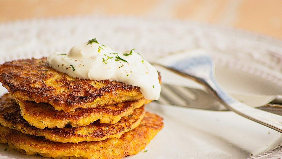 Pastinaken-Puffer schmecken mit Kräuterdip hervorragend.