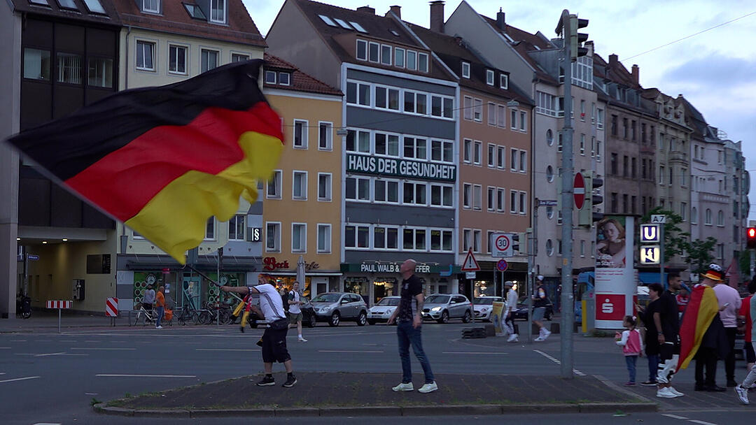 Deutschland steht im Achtelfinale und Nürnberger Fans feiern ausgelassen