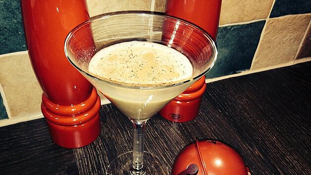 Der Weihnachtscocktail mit Eierlikör ist das ideale Getränk für Heiligabend.