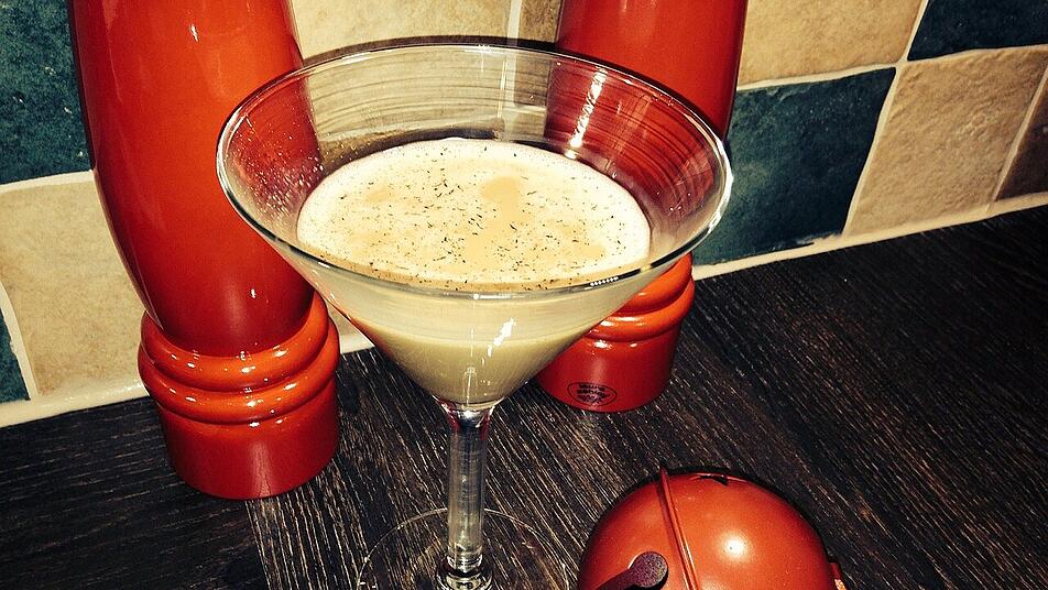 Der Weihnachtscocktail mit Eierlikör ist das ideale Getränk für Heiligabend.