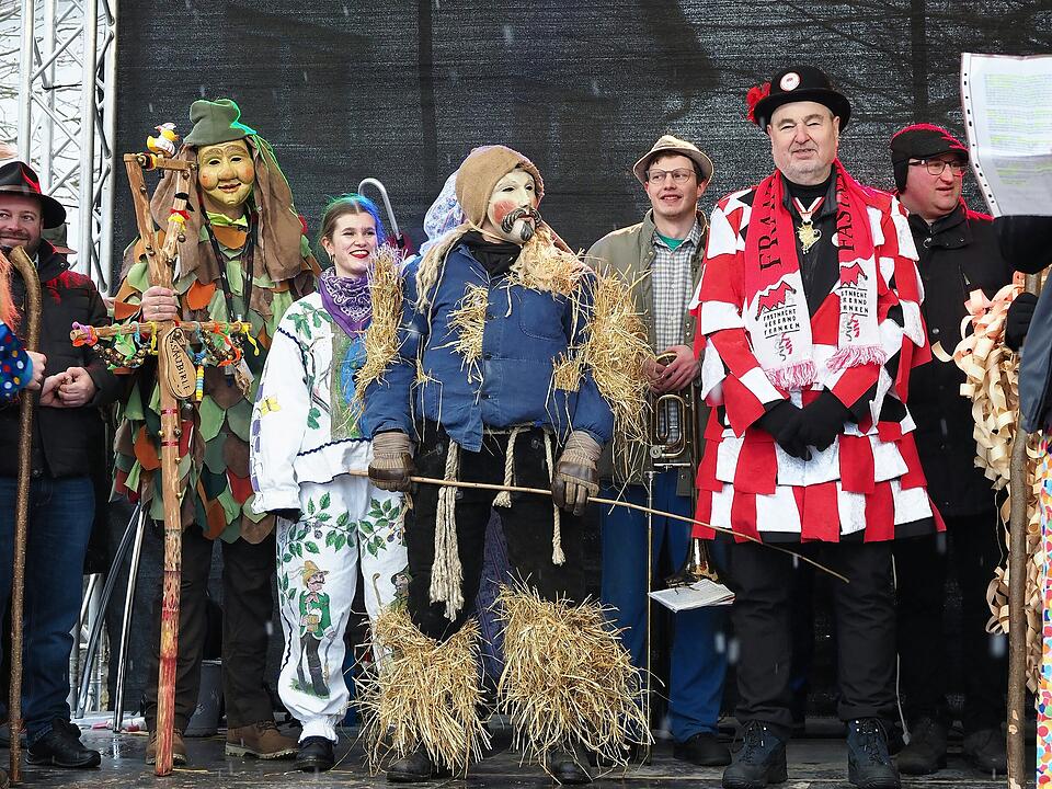 Tausende Besucher beim traditionellen Maskenumzug