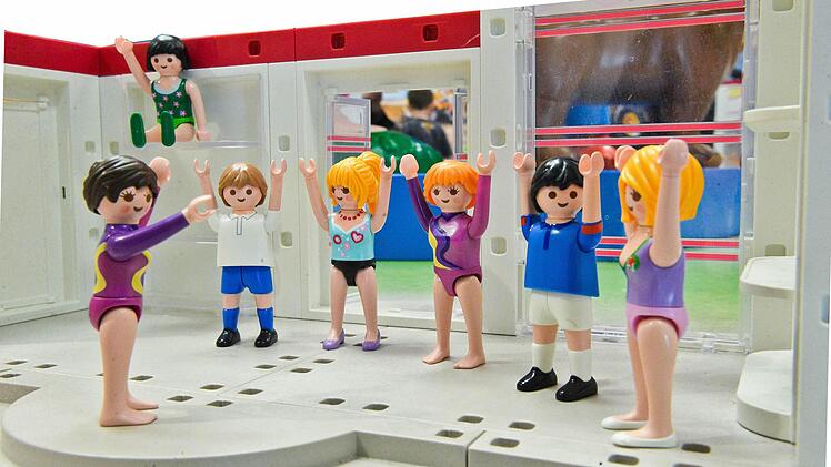 Im Frühling wollen alle wieder fit sein - der Gang ins Fitnessstudio wird zum Muss. Mucki-Buden in Hinterhäusern mit ausschließlich männlichen Kunden - das war einmal. Heute sollen Fitnessclubs sauber und angenehm sein.
