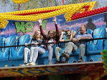 Im neuen Scheibenwischer-Fahrgeschäft "Street-Style" im Freizeitland Geiselwind hatten (von links) Ute, Isabel, Annika und Clemens Raab viel Spaß. Foto: Matthias Hoch