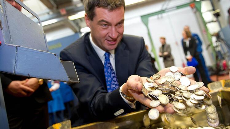 Es ist so, mit dem Geldausgeben tun sich Politiker - hier Finanzminister Markus Söder (CSU) - wesentlich leichter als mit dem Sparen.  Foto: dpa/Archiv