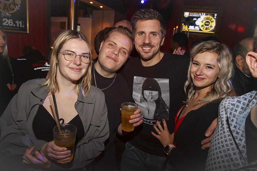 Volles Haus, erwachsene Partypeople und eine ausgelassene Feier!