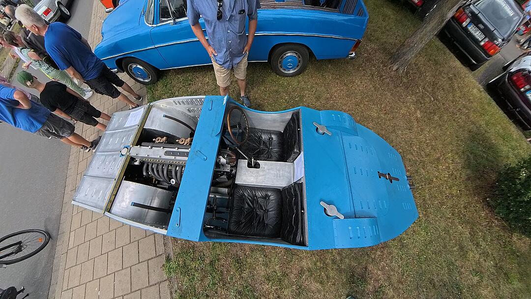 Autos, Motorräder, Mopeds und Traktoren gab es zu bewundern.
