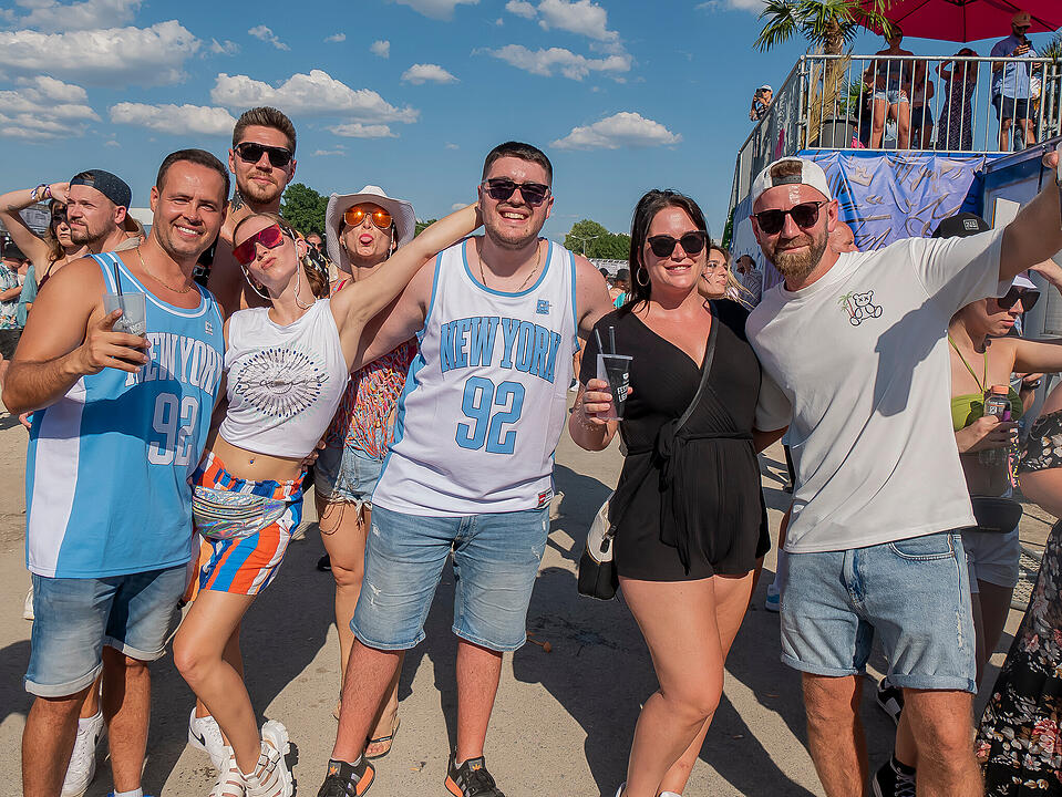 Mit internationalen und nationalen Live-Acts!