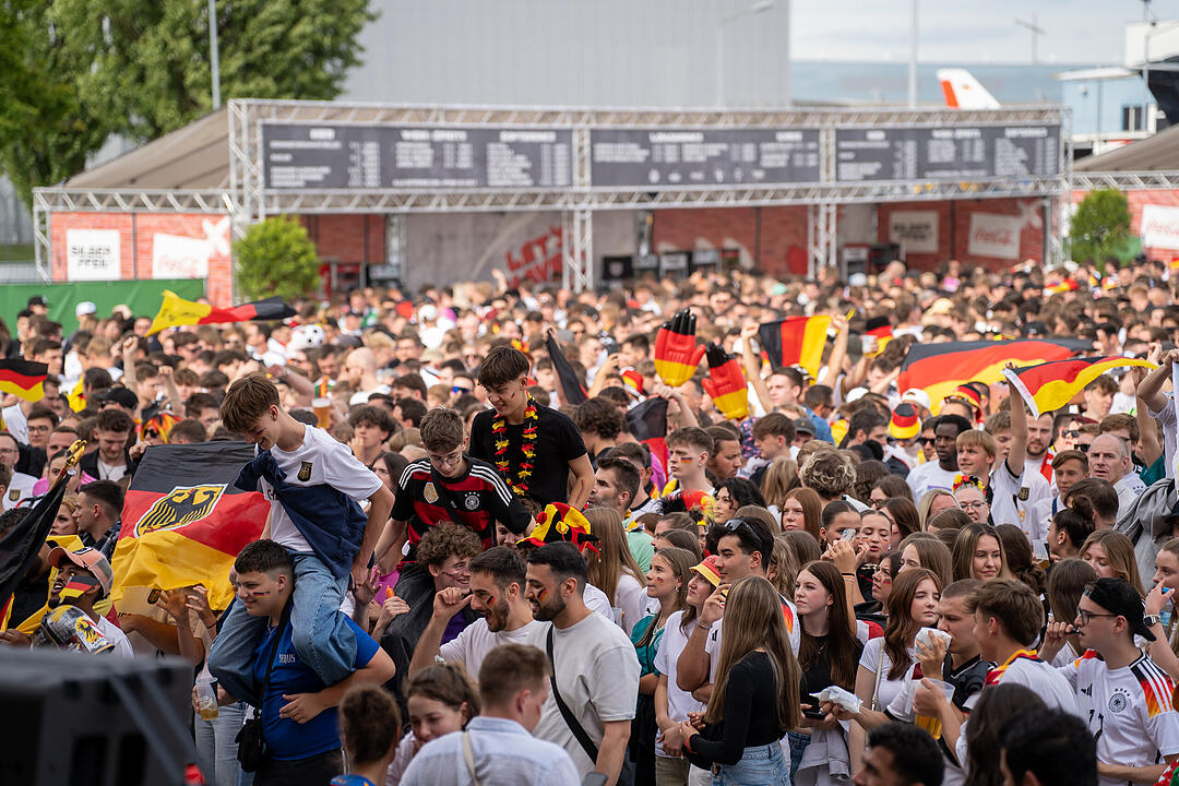 Fans schauen das EM-Viertelfinale zwischen Duetschland und Spanien in Nürnberg