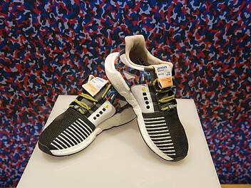 In einem Fenster eines Sneaker-Geschäfts ist am 16.01.2018 in Berlin der begehrte BVG-Sportschuh zu sehen. Ab 11 Uhr wird die limitierte Auflage, die zugleich als Fahrschein gilt, verkauft. Foto: Paul Zinken/dpa