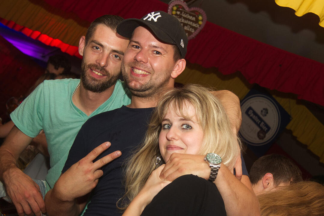 Die Partyband "Die Stodlrocker" spielten am Freitag zum Auftakt.