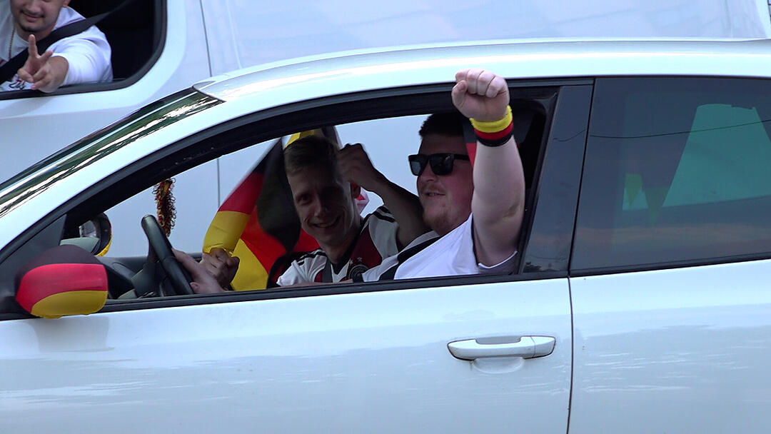 Deutschland steht im Achtelfinale und Nürnberger Fans feiern ausgelassen