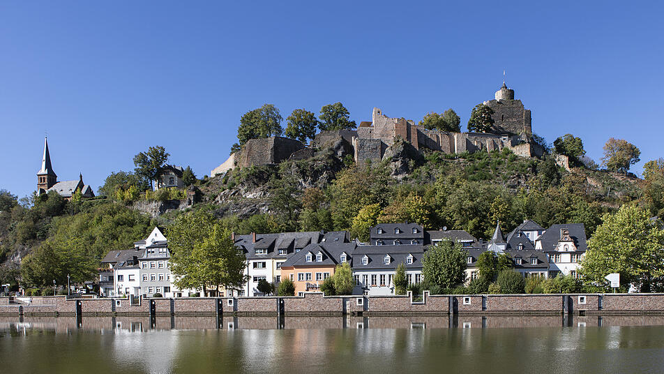 Beeindruckend thront die Burg Saarburg über dem gleichnamigen Ort.