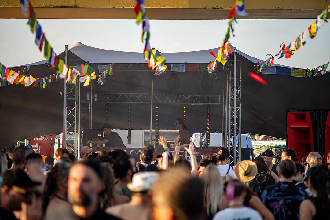 Techno-Musik direkt am Hafenbecken zwischen Kränen und Containern!