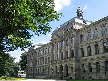 Das Kollegienhaus in Erlangen. Peta wirft der Uni Erlangen-Nürnberg Missbrauch von Tieren vor.