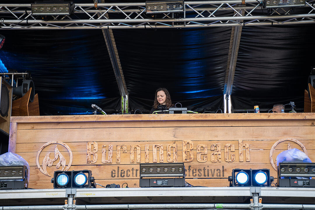 Sommer. Sonne. Tanzen. Techno. Bass!