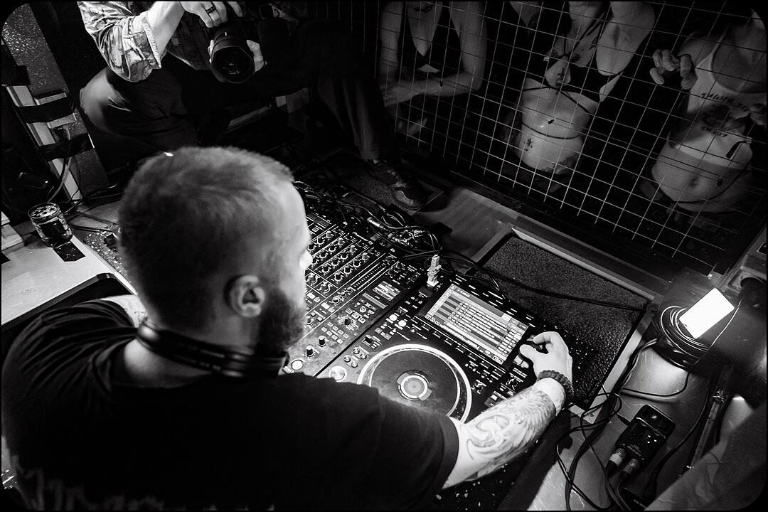 Hard Techno und Trance in drei verschiedenen Party-Waggons!