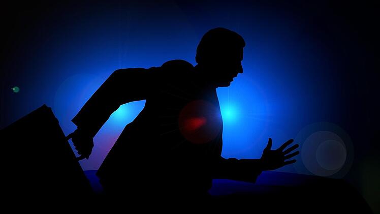 Ein 18-Jähriger hat in Bremen-Blumenthal eine Frau überfallen und eine Goldkette geraubt. Auf der Flucht versteckte er die Beute an ungewöhnlicher Stelle.