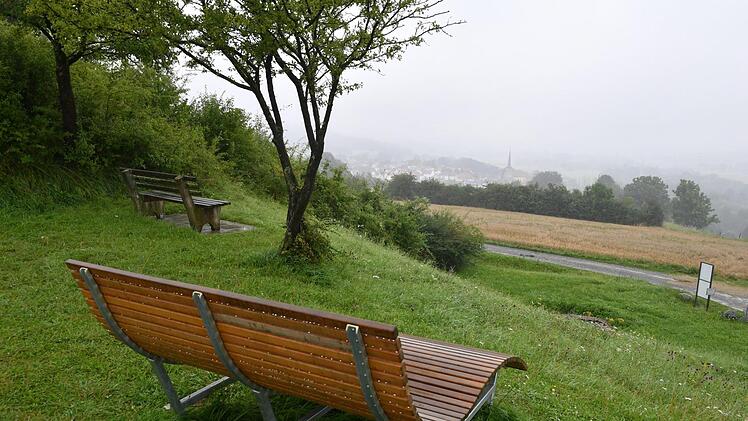 Am Marktgraitzer "Berglein" kann man gemütlich sitzen und ins schöne Tal schauen. Foto: Ronald Rinklef