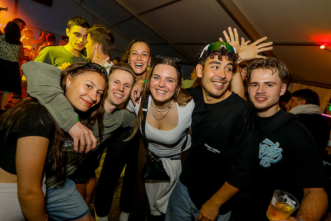 Partyzeltdorf mit 5 Areas!