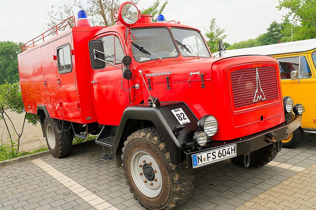 Autos, Motorräder, Mopeds und Traktoren gab es zu bewundern.